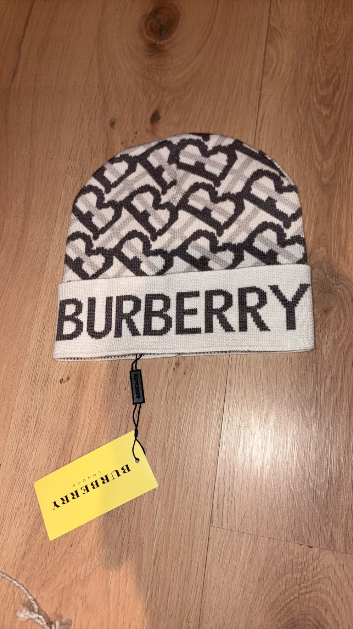 Burberry mönstrad mössa i grått och vitt