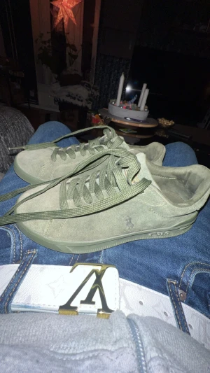 Olivgröna sneakers från Polo Ralph Lauren - Oanvända Ralph lauren skor.