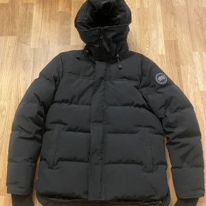 Canada Goose Jacka - Säljer en svart dunjacka från Canada Goose i storlek XS. Använd väldigt fåtal tillfällen nästan helt ny! Storlek: XS
