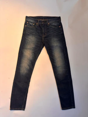 Levi's 515 mörkblå jeans W30 L32 - Snygga Levi's 511 jeans i mörkblå tvätt. Modellen är slim och har en rak passform med normal midja. De är i nyskick.