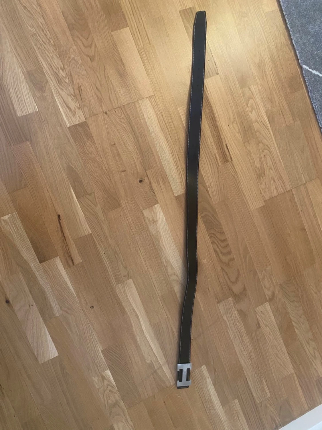 Svart skärp med H-spänne i metall - 2