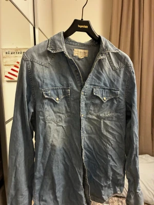 Jeansskjorta från Denim & Supply - Snygg blå jeansskjorta från Denim & Supply med klassisk westernstil. 