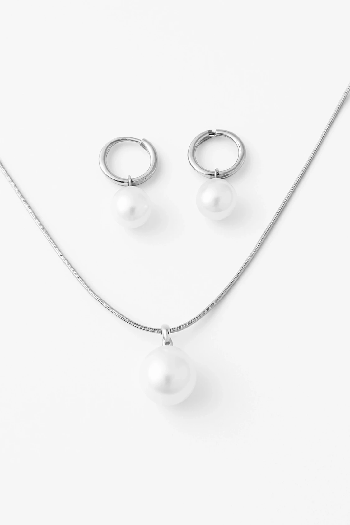 Silverfärgad smyckeset med pärlor