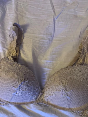 Beige spets-bh - Jätte snygg bh från intimissimi i storlek 70b tror jag lappen är borta men är 90% säker att det är o storlek 70b