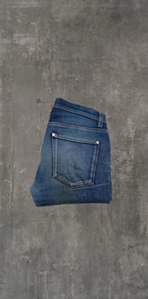 Acne Studios jeans  - Ett par extremt snygga Acne Studios jeans i väldigt bra skick! Storlek 30/32 men passar 29/32! Jeansen är raw och kommer med en väldigt snygg wash! Kontakta gärna oss om du har några frågor, priset är ej hugget i sten! Mvh Saint ;) 