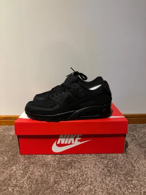 Helt nya Nike Air Max 90 - Nya Nike Air Max 90 perfekta till vintern. Priset kan diskuteras. Låda med följer och kvitto finns även nypris 1749