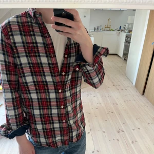 Ralph lauren skjorta - Tunnare Flanell skjorta ifrån Ralph lauren, storlek M och jag är 180, sitter väldigt bra, skriv vid frågor!