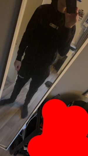 Svart set från Hoodrich - Svarta mjukisbyxor och hoddie från Hoodrich med vit logga tryck. Byxorna och hoddien har flera gömda dragkedja och är tillverkade i mjukt material, perfekta för en avslappnad stil. Storleken är lite upp och ner men den passar långa xs-s-medium