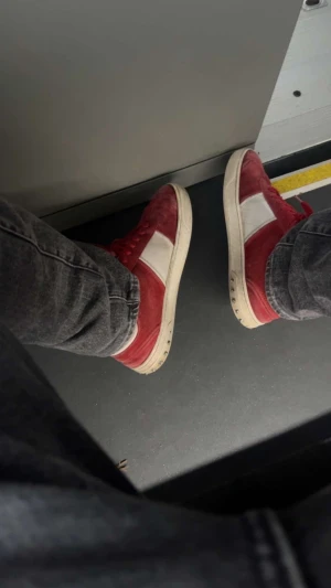 Valentino flycrews Röda - Säljer dessa feta flycrews i okej skick, lite heeldrag och lite slitage på insidan av skon, som inte känns vid användning eller syns. 2 nitar saknas.