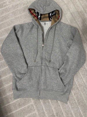 Burberry zip hoodie grå utan märke på utsidan  - Det är den modellen utan märke på framsidan helt ny.               S i herr och M i dam