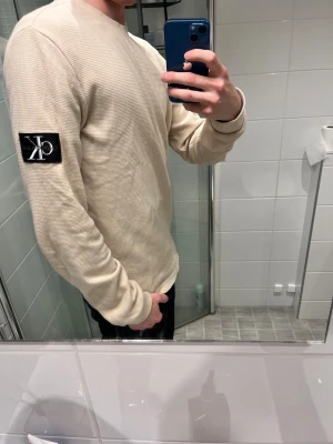 Calvin Klein tröja - Hej! Säljer nu en riktigt schyst tröja från Calvin Klein i storlek M, helt ny tröja endast använd 3/4 gånger. Säljer för 379kr men kan gå ner i pris vid smidig affär😊 hör av vid frågor, postar samma dag✅