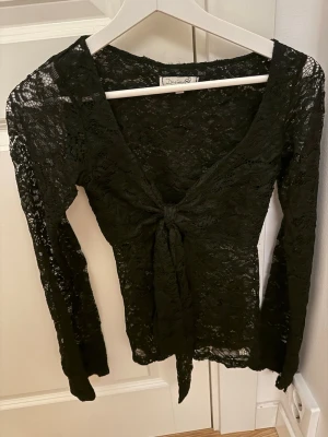 Design by si maddy top - Design by si Maud top lace black i storlek XS/S. Använd ett par gånger men inget som syns. Nypris: 453kr