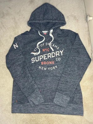 Vintege superdry hoodie  - Svin fet vintege superdry hoodie. Sitter som M. Skickas 24h efter köp. Färg //mörkgrå//  kontakta för frågor å köp🙌🏼🤩
