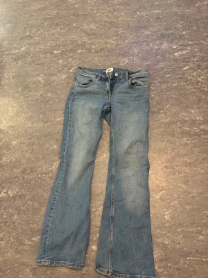 bootcut jeans blå - Snygga klassiska lager 157 jeans i Perfekta för dig som gillar retrostil och vill ha ett par jeans med lite utsvängda ben.