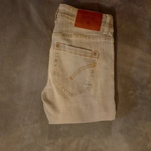 Dondup jeans - Säljer ett par riktigt snygga dondup jeans med slitningar. Det är en äldre modell med den gamla dondup loggan bak på fickan. Storleken är 26 vilket är liten storlek, motsvarar XXS, passar dig som är ca 164. Skriv vid minsta frågor eller funderingar!!pris går att diskutera!!