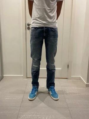 Replay Grover Jeans - Säljer nu dessa Replay Grover Jeans med snygga slitningar i populär design, W32 o L34, skriv för fler bilder/frågor🙌🏼