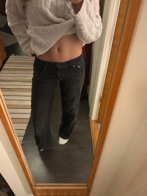 Svarta jeans med straight fit - Säljer dessa svarta jeansen från nakd. Low waist och baggy, jätte snygga men säljs då dom är för stora för mig. Köpta på Vinted. Storlek 34 🥰