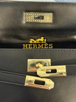 H väska  - Lyxig stilig väska perfekt för dig med Klass.splitter ny oanvänd 