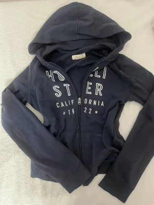 Mörkblå Hollister hoodie med dragkedja - Super söt