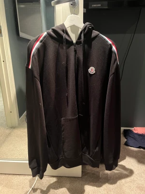 Moncler cardigan - Köp i Moncler i Puerto Banus, storlek XL och box, tag o kan lösa bild på kvitto finns, aldrig använd