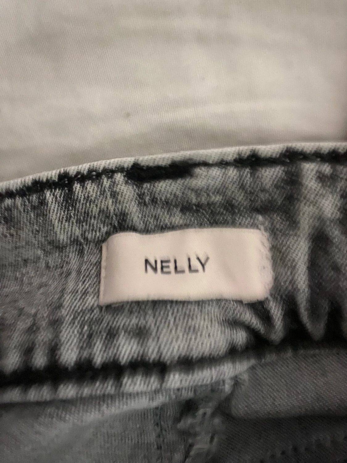 Grå jeans med svarta detaljer från Nelly - 2