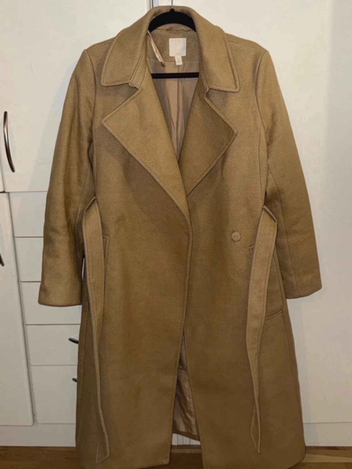 Beige kappa med bälte och bred krage - 3