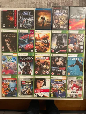 Xbox 360, PlayStation 2 och PC Spelpaket 50kr per spel - Stort paket med 20+ spel för Xbox 360, PlayStation 2 och PC. Bland titlarna finns klassiker som Dead Space, Far Cry 2, Dishonored, Mass Effect 2, FIFA Street, Cars, Sonic, Call of Duty 3 och fler. Spelen är i bra skick med originalfodral, perfekt för samlare eller spelentusiaster.