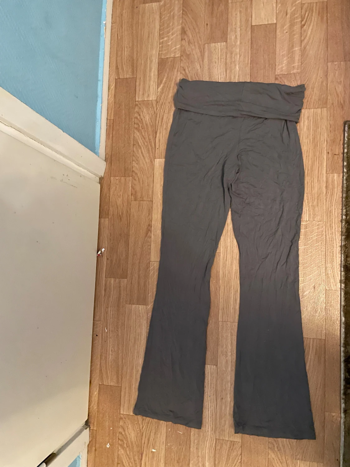 Grå bootcut mjukisbyxor