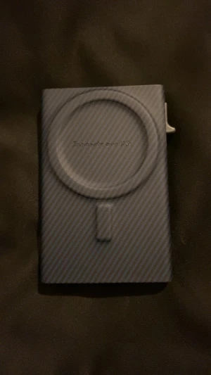 Blå randig plånbok från Zhuse - Slimmad plånbok i mörkblått med diskret randigt mönster och metallklämma med Zhuse-logga. Plånboken har en smart knapp för att skjuta ut korten och är tillverkad i syntetmaterial. Perfekt för dig som vill ha en modern och stilren accessoar.