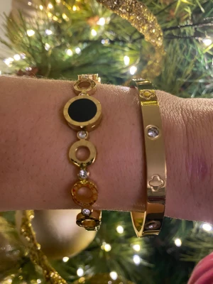 Guldpläterat armband set - 2 super fina armband som är snygga att ha tillsammans eller var för sig. Guldpläterade med strass. Mycket bra låsning. Nytt oanvända 