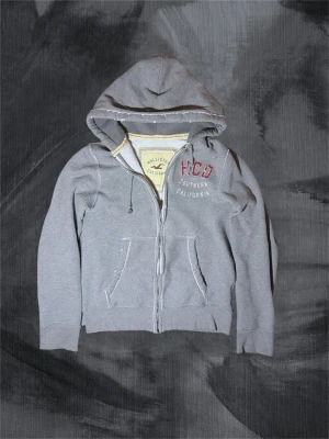 Hoodie  Hollister  - Tvärrrfet hoodie från hollister i stl M. Asfeta vintage slitningar som är fabriksgjorda. Dm.a för fler bilder och mått :). Lämna också gärna ett prisförslag så kommer vi överens om nåt vetja 😉 Modellen på bilden är 188, väger 78 kg ish