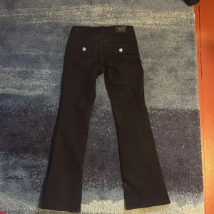 Svarta jeans från Gina - Super söta jeans från Gina tricot i storlek 32 med fikor på rumpan. Jeansen har jag aldrig använt så de är i mycket bra skick, ny pris 500! Skriv ifall du har några fler frågor eller funderingar, kan lösa bilder med de på också!💕😊