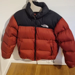 The north face jacka - Tnf jacka i tegelrött. Herrstorlek M!. Inte använd så mycket, max en vinter. Mycket gott skick. Pris går att diskutera, om frågor är det bara att dm'a!! 