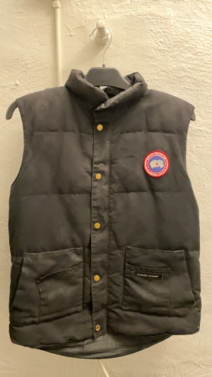 Canada goose väst - Säljer denna canada goose väst. Det är en äldre modell. Den är i använt skick som man kan se och har en defekt som syns på tredje bilden👌😊Pris går att diskutera