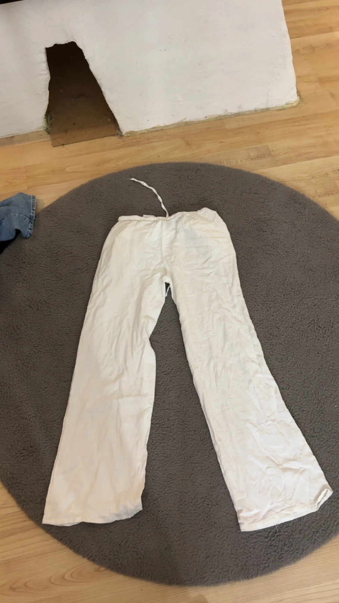 Vita linnebyxor med snörning