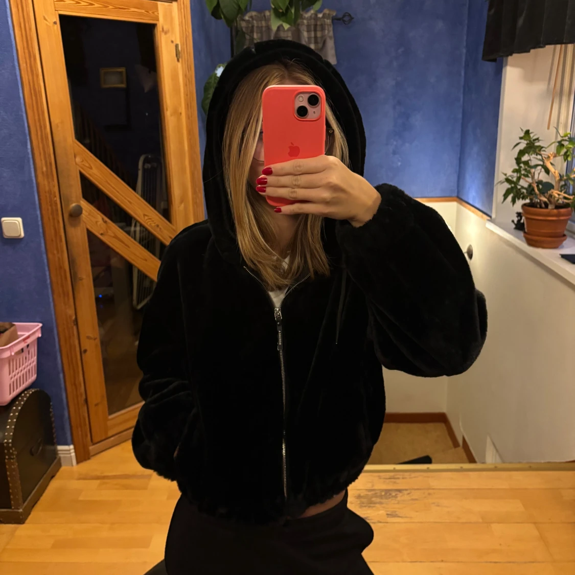 Svart pälsjacka med huva - 1