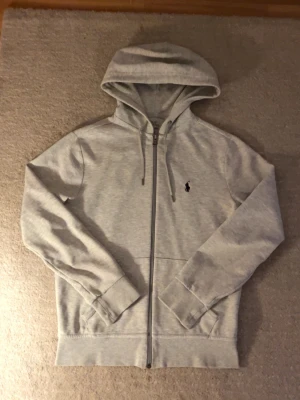 Ralph lauren zip hoodie  - Säljer denna helt nya och fräscha Ralph lauren hoodien. 10/10 skick nypris ca 2000kr 
