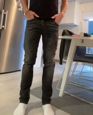 Svart/grå slim fit glenn jeans Jack & Jones - Säljer ett par svart/grå slim fit jeans från Jack & Jones, modell Glenn. Jeansen har klassisk och smal passform som sitter perfekt längs benen. Materialet är stretchigt jeans och midjan är normal.
