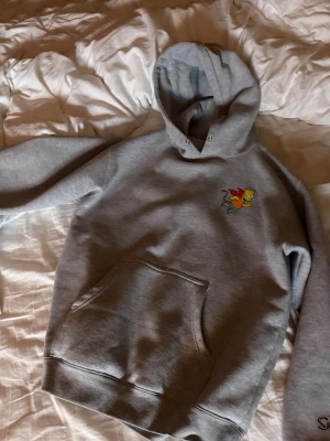 The simpsons hoodie - Simpsons hoodie från market studios  (köpt på plick förut för 1200)