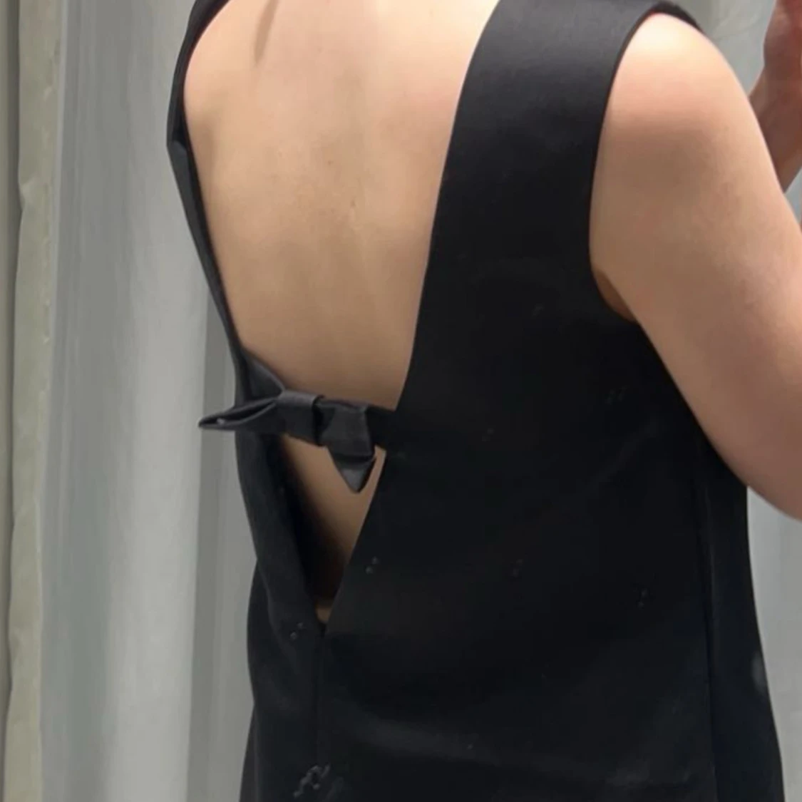 Svart kort klänning med rosett - 1