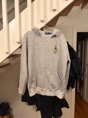  Grå polo ralph Lauren hoodie  - Knappt använd grå polo hoodie, som passar perfekt till vintern då den är extra varm 