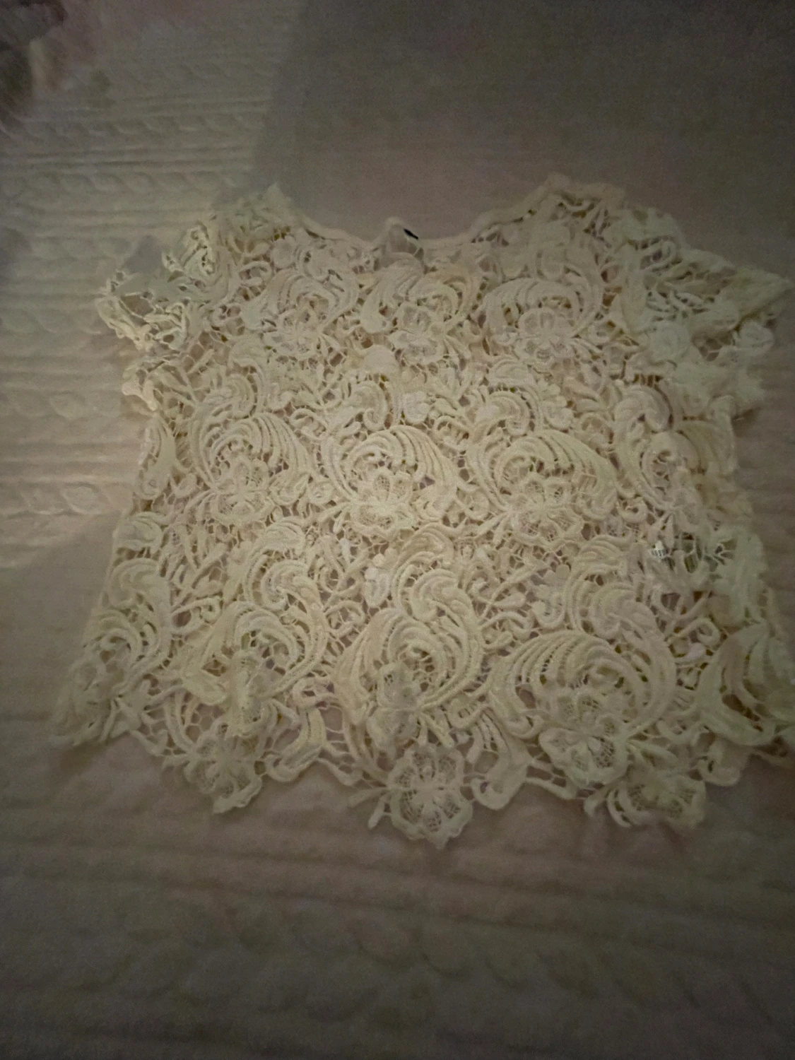 Vit spetsblus med blommönster - 2