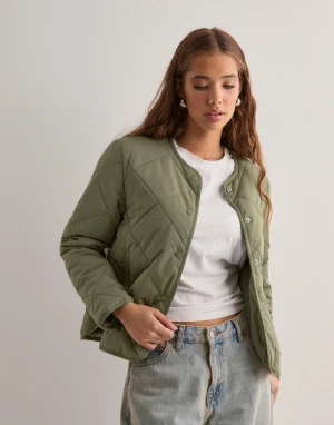 Grön jacka - Grön jacka från nelly! Bra skick inga tecken på användning, skriv för egna bilder