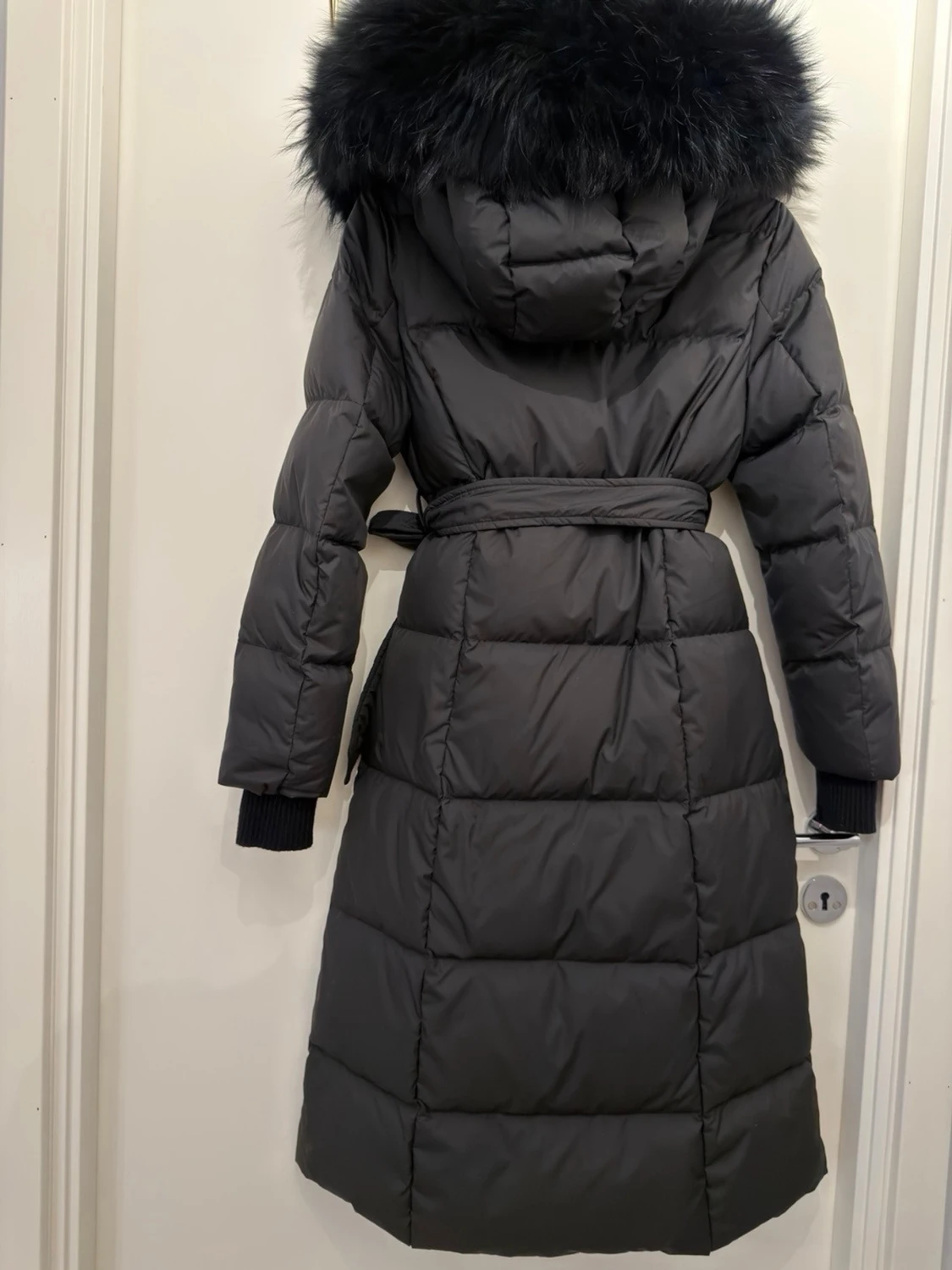 Svart lång dunjacka med päls - 1