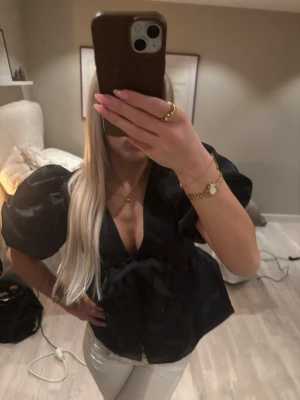 Puffärmad blus med rosett - Puffärmad blus med rosett, slutsåld från Nelly! 🤍