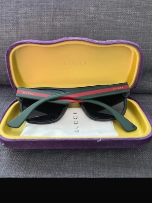 Gucci solglasögon  - Gucci solglasögon till herr  Knappt Använda men finns små märken,  annars hyfsat bra skick, se bilder  Nypris 2500 kr