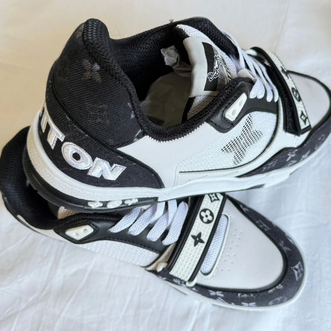 Svarta och vita Louis Vuitton sneakers - 1