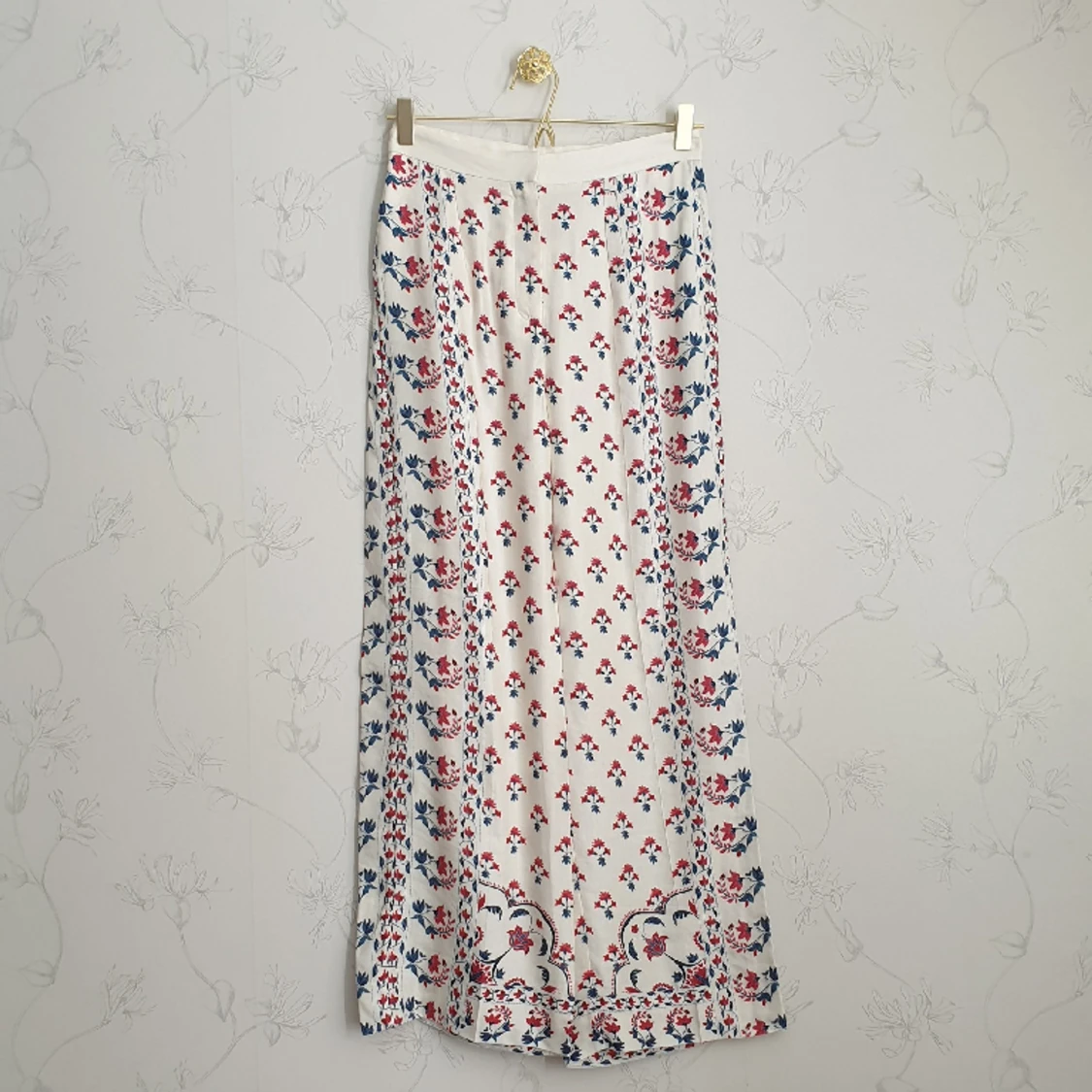 Vita blommönstrade byxor