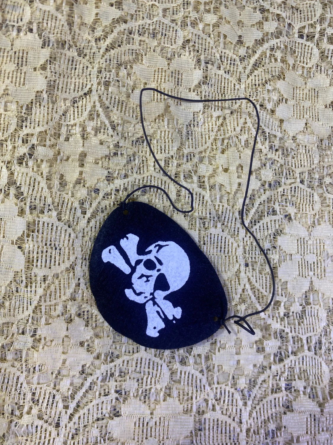 Svart piratögonlapp med dödskalle