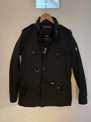 Snoot field jacket  - Svart field jacket från lyxiga märket snoot, grymt skick, nypris cirka 5500 mitt pris 1099  storlek S, 